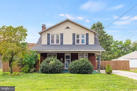 9 Oakwood Cir, Camp Hill, PA 17011