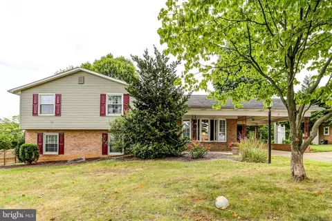 17 W Shore Dr, Camp Hill, PA 17011