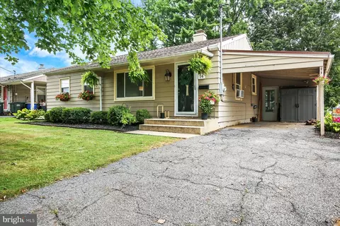 14 Essex Rd, Camp Hill, PA 17011