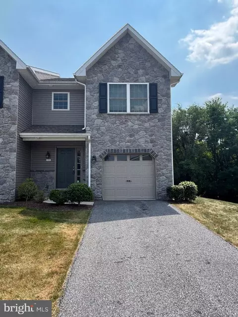 332 Melbourne Ln, Mechanicsburg, PA 17055