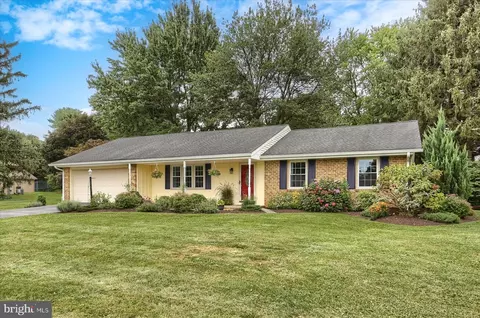 1402 Country Dr, Mechanicsburg, PA 17055