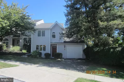 1740 Creek Vista Dr, New Cumberland, PA 17070