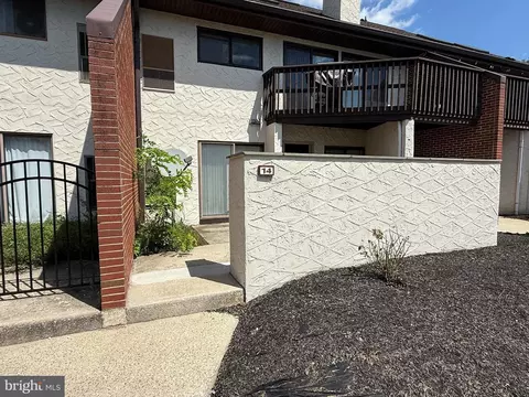 660 Geneva Dr #14, Mechanicsburg, PA 17055