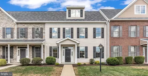16 Jamestown Sq, Mechanicsburg, PA 17050