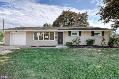 5218 Stuart Dr, Mechanicsburg, PA 17055