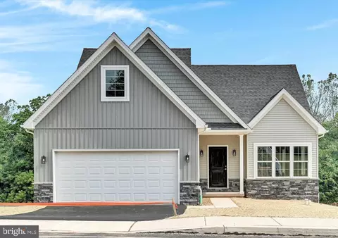 8 Lantern Ct, Carlisle, PA 17013