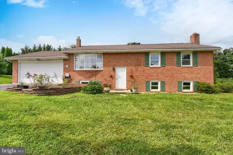 560 Boxwood Ln, Carlisle, PA 17015