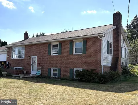560 Boxwood Ln, Carlisle, PA 17015