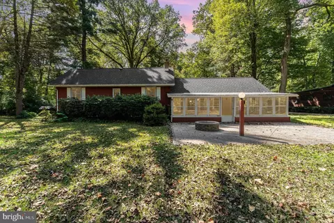 425 Criswell Dr, Boiling Springs, PA 17007