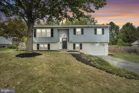 124 Holly Dr, Mechanicsburg, PA 17055