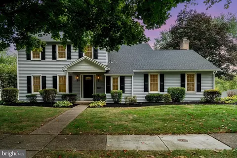 5221 Meadowbrook Dr, Mechanicsburg, PA 17050