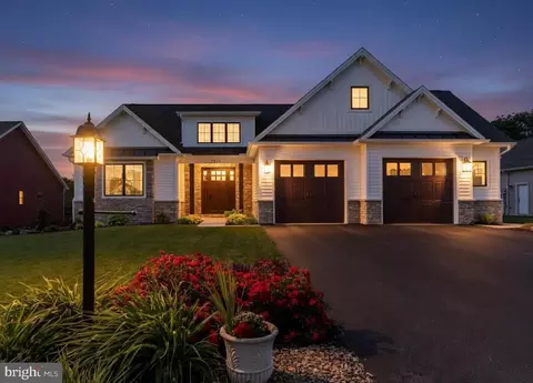1011 Stonehill Ln, Carlisle, PA 17015