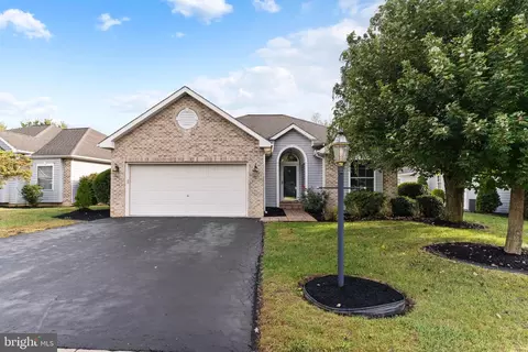8 Longwood Dr, Mechanicsburg, PA 17050