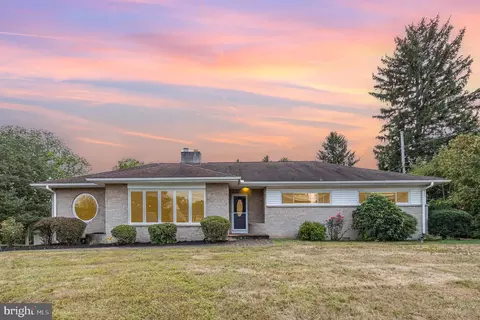 95 Foxcroft Dr, Camp Hill, PA 17011