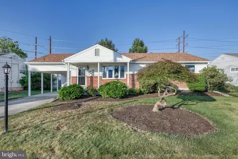 77 Kensington Dr, Camp Hill, PA 17011