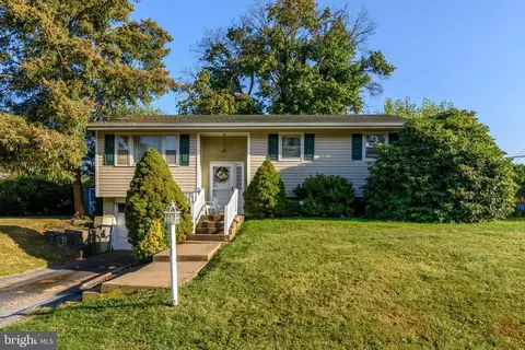 3 Pocono Dr, Mechanicsburg, PA 17055