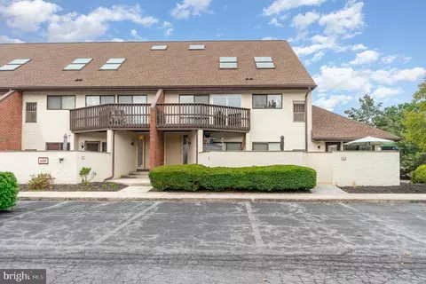 680 Geneva Dr #7, Mechanicsburg, PA 17055