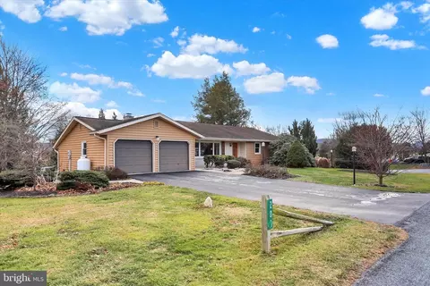 201 Westview Dr, Mechanicsburg, PA 17055