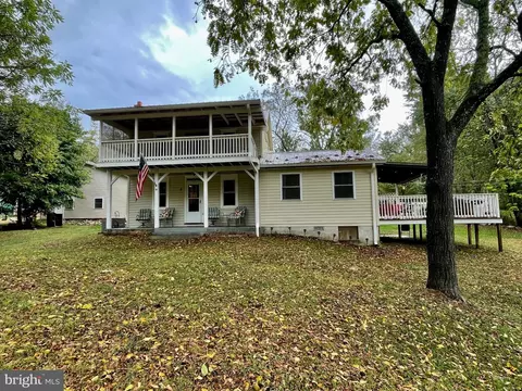 8 E Locust St, Mount Holly Springs, PA 17065
