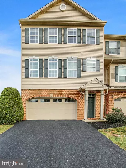 10 Jay Cir, Lemoyne, PA 17043