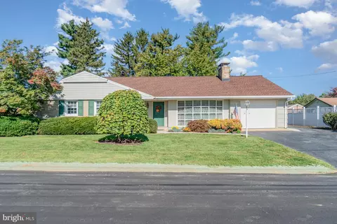 13 Greenway Dr, Mechanicsburg, PA 17055