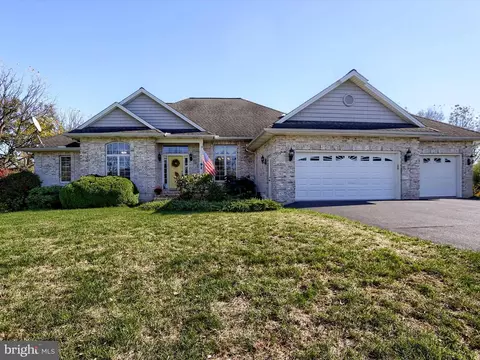 9 E Linden Dr E, Carlisle, PA 17015