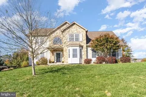 50 Pine Creek Dr, Carlisle, PA 17013