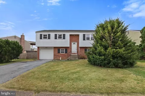 4 E Schoolside Dr, Mechanicsburg, PA 17055