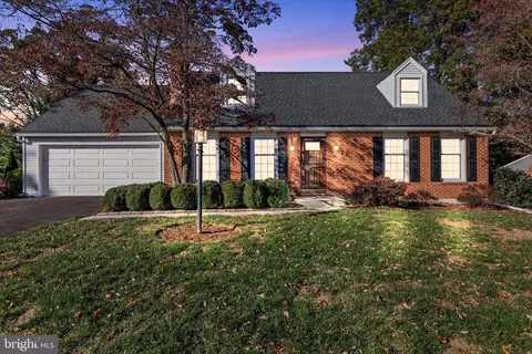 52 Fairway Dr, Camp Hill, PA 17011