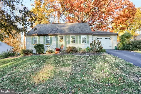 21 Pinetree Dr, Mechanicsburg, PA 17055