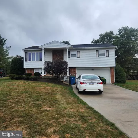 4 Robert Ln, Carlisle, PA 17013