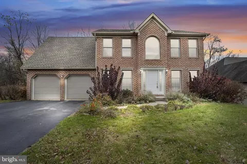 2401 Rolling Hills Dr, Mechanicsburg, PA 17055