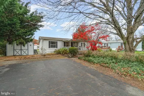 35 Hathaway Dr, Carlisle, PA 17015