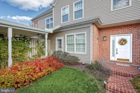 545 Bridgeview Dr, Lemoyne, PA 17043
