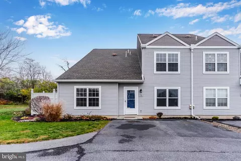 75 Courtyard Dr, Carlisle, PA 17013