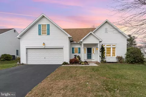 911 Magnolia Dr, Enola, PA 17025