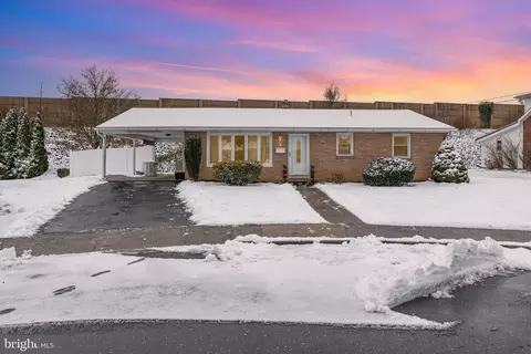 7 Oakwood Cir, Camp Hill, PA 17011
