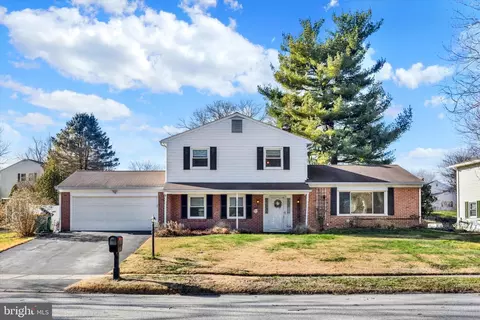 209 Lamp Post Ln, Camp Hill, PA 17011