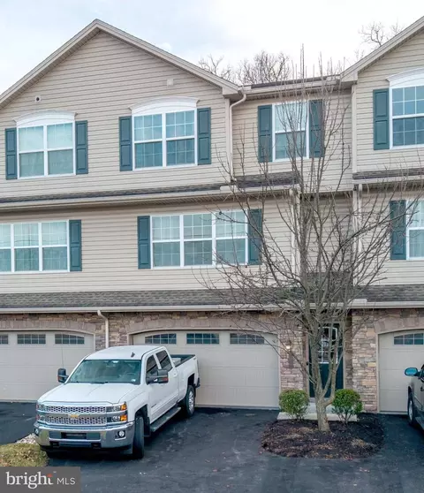182 Old Schoolhouse Ln, Mechanicsburg, PA 17055