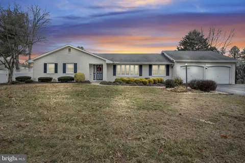 705 Sutton Dr, Carlisle, PA 17013