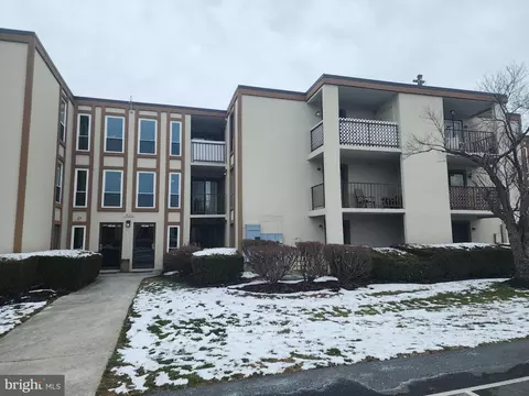 1422 Bradley Dr, Carlisle, PA 17013
