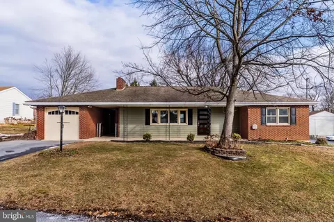 1913 Maplewood Dr, Carlisle, PA 17013