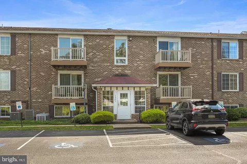 1001 Nanroc Dr #13, Mechanicsburg, PA 17055
