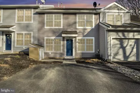 16 Courtyard Dr, Carlisle, PA 17013