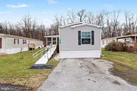 32 Hathaway Dr, Carlisle, PA 17015