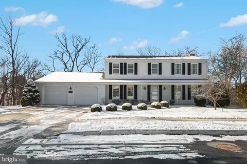 828 Anthony Dr, Mechanicsburg, PA 17050
