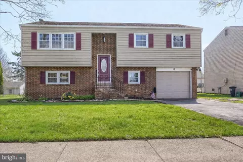 8 Edgewood Dr, Mechanicsburg, PA 17055