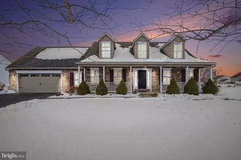 127 Coventry Dr, Carlisle, PA 17015