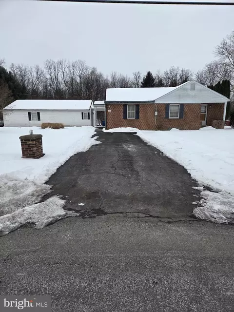 223 Woods Dr, Mechanicsburg, PA 17050