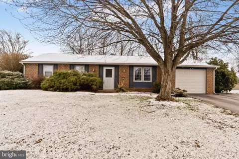 897 Emily Dr, Mechanicsburg, PA 17055